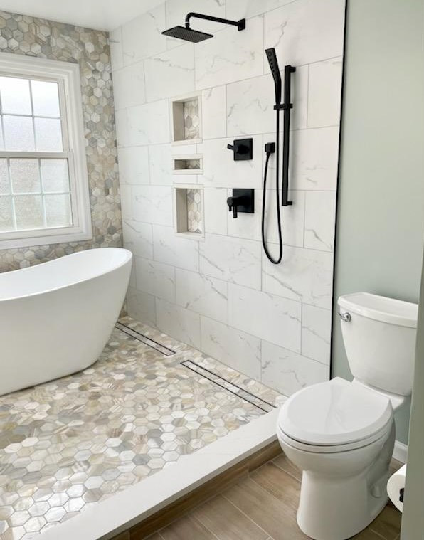 Cette photo montre une petite salle de bain principale tendance avec un placard en trompe-l'oeil, des portes de placard blanches, meuble double vasque et meuble-lavabo sur pied.