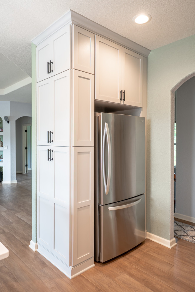 Inspiration for a transitional kitchen remodel in Milwaukee