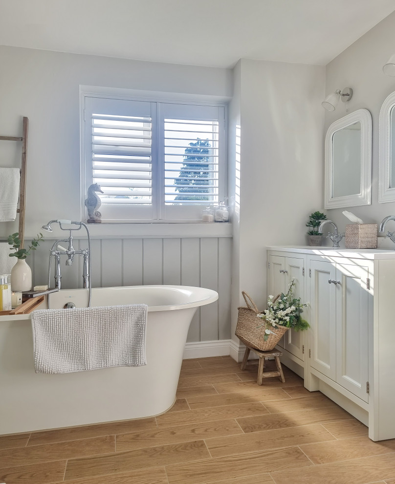 Diseño de cuarto de baño doble y de pie tradicional con armarios estilo shaker, puertas de armario blancas, paredes beige, suelo de baldosas de cerámica y encimera de mármol