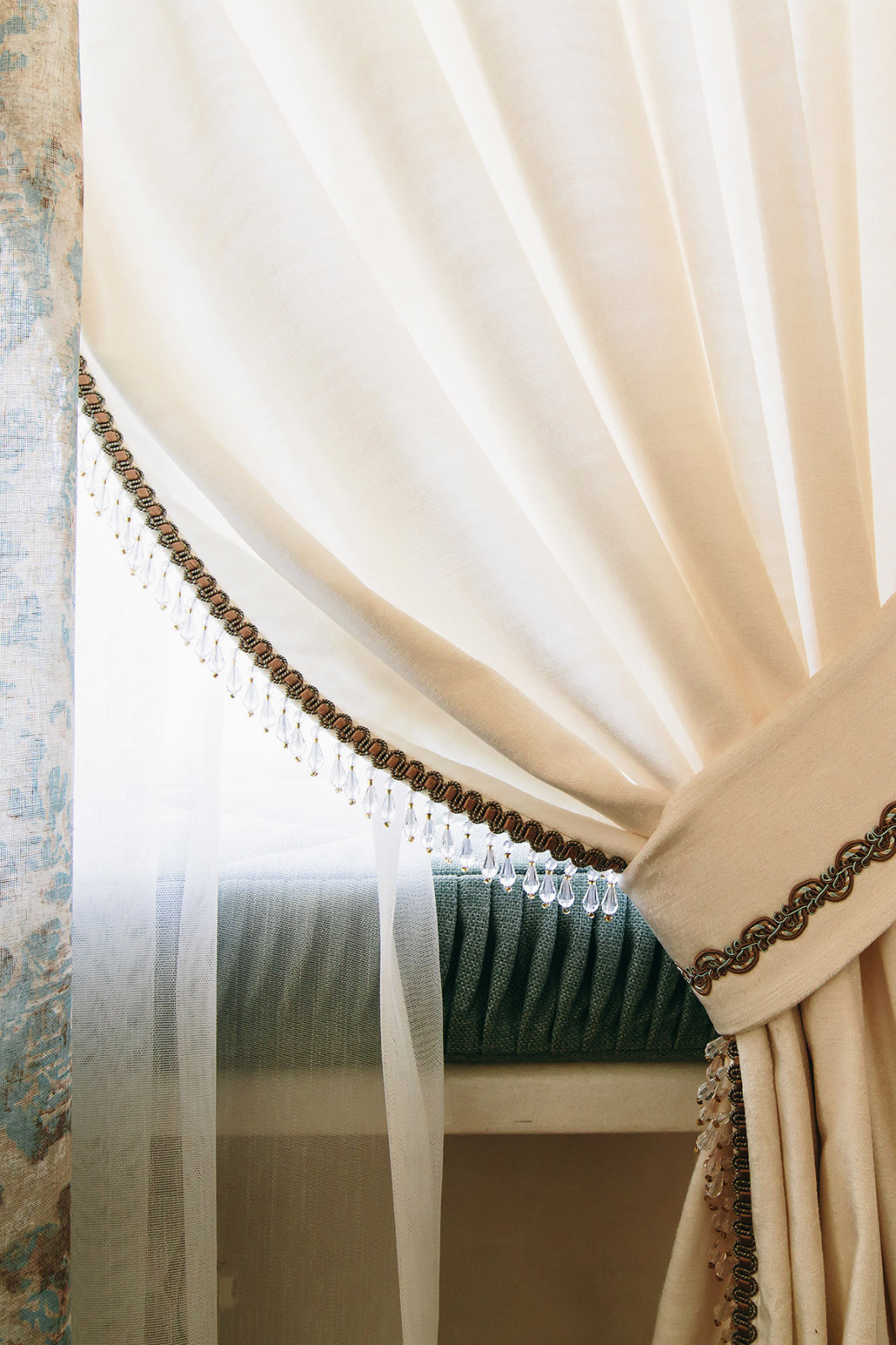 Реализация:Классика с нотками востока в бирюзе