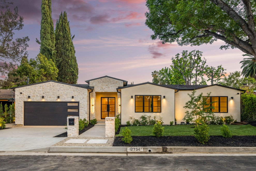 Inspiration for a transitional beige one-story gable roof remodel in Los Angeles with a shingle roof and a gray roof
