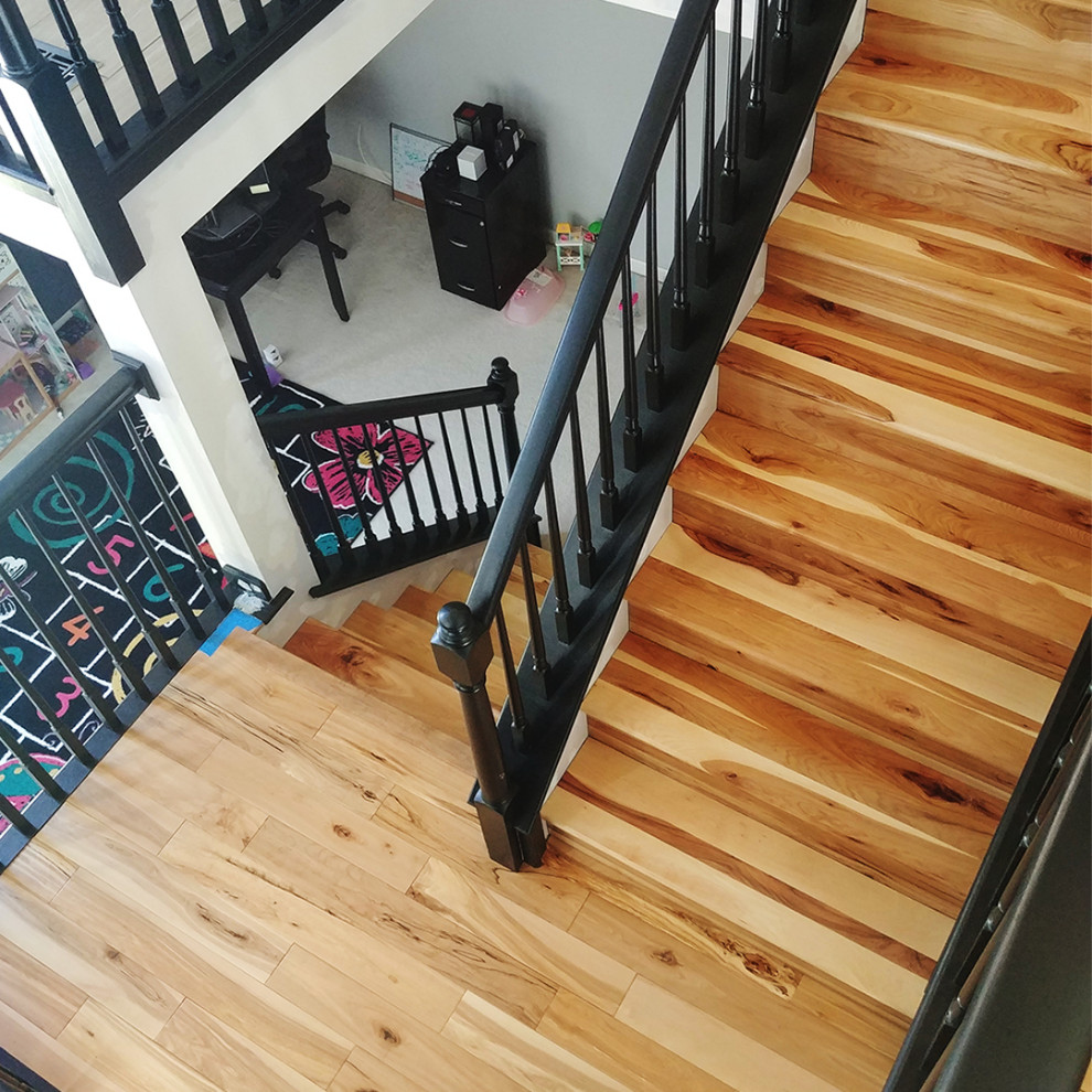Ejemplo de escalera en U rural grande con escalones de madera, contrahuellas de madera y barandilla de madera