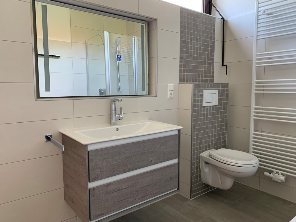 Foto de cuarto de baño principal y flotante moderno pequeño con armarios con paneles lisos y puertas de armario de madera en tonos medios
