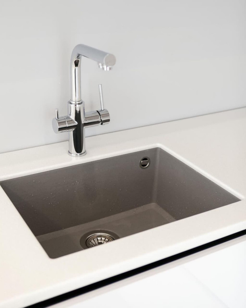 Современная серо-белая кухня в высокими шкафами и барной стойкой