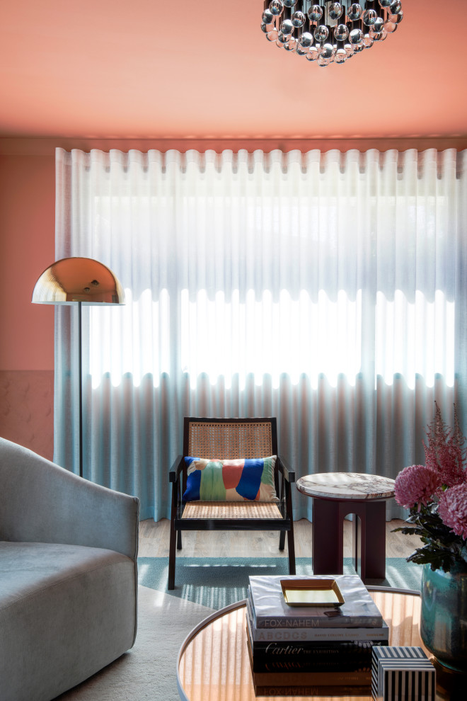 Immagine di un grande soggiorno contemporaneo aperto con sala formale, pareti arancioni, parquet chiaro, nessuna TV e pavimento grigio