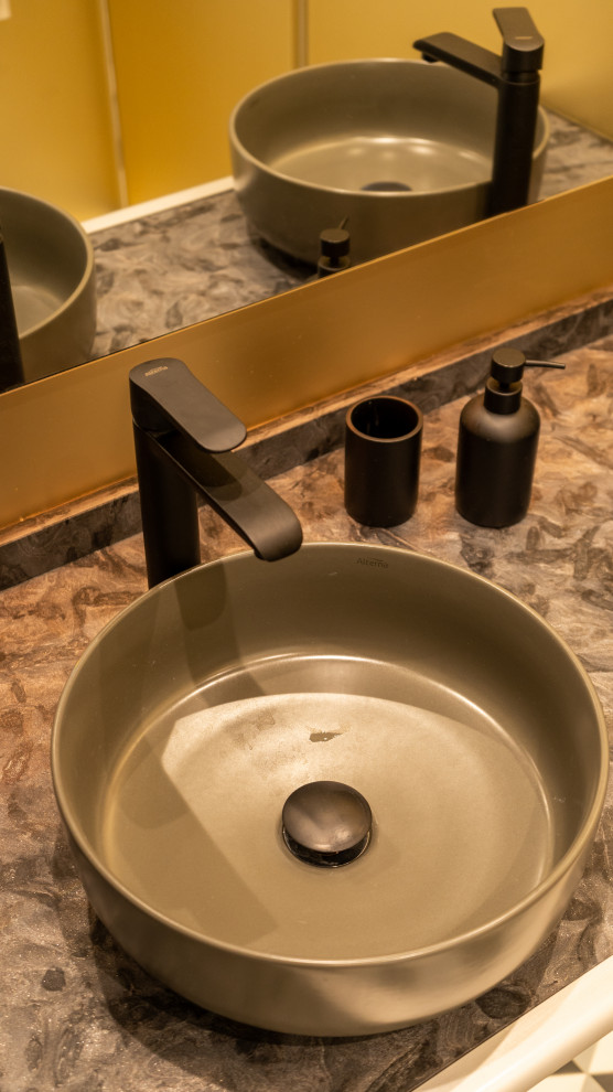 Foto de cuarto de baño principal tradicional de tamaño medio con puertas de armario beige, baldosas y/o azulejos amarillos, paredes beige, lavabo encastrado, encimera de granito y encimeras grises