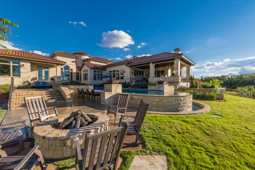 Transitional home design photo in Austin