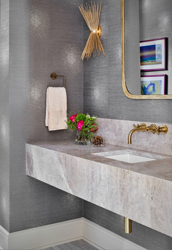 Foto di una stanza da bagno con doccia contemporanea con ante grigie, top in marmo, un lavabo, mobile bagno sospeso e carta da parati