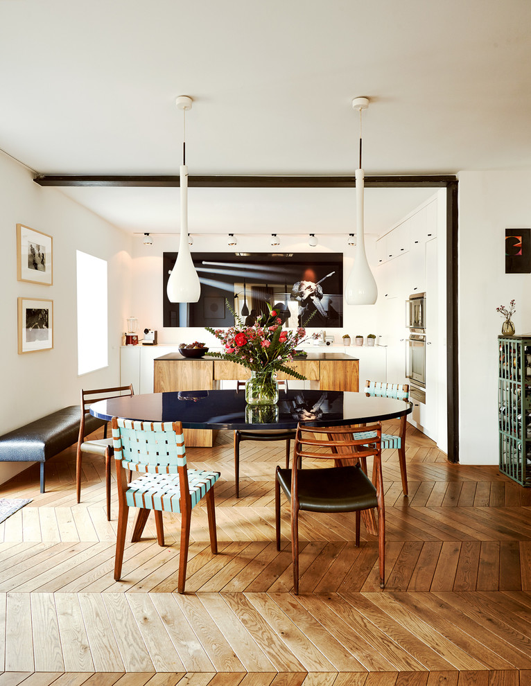Offenes, Mittelgroßes Modernes Esszimmer mit weißer Wandfarbe und braunem Holzboden in München