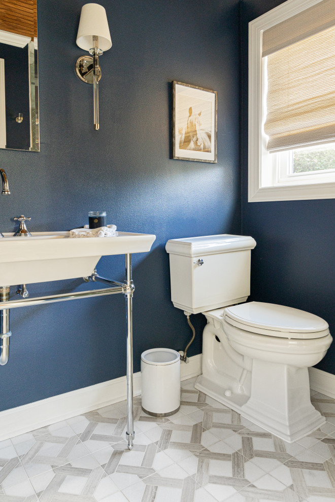 Exemple d'un petit WC et toilettes chic avec des portes de placard blanches, un mur bleu, un plan vasque, un plan de toilette blanc, meuble-lavabo sur pied, un plafond en bois, WC séparés, un sol en marbre et un sol blanc.