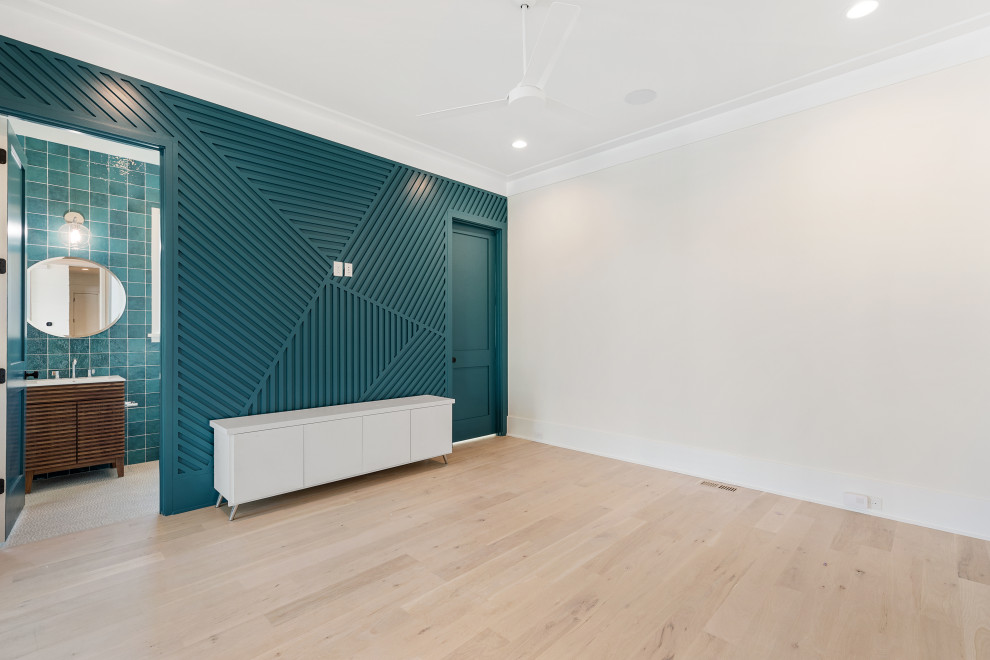 Imagen de habitación de invitados moderna con suelo de madera clara y panelado