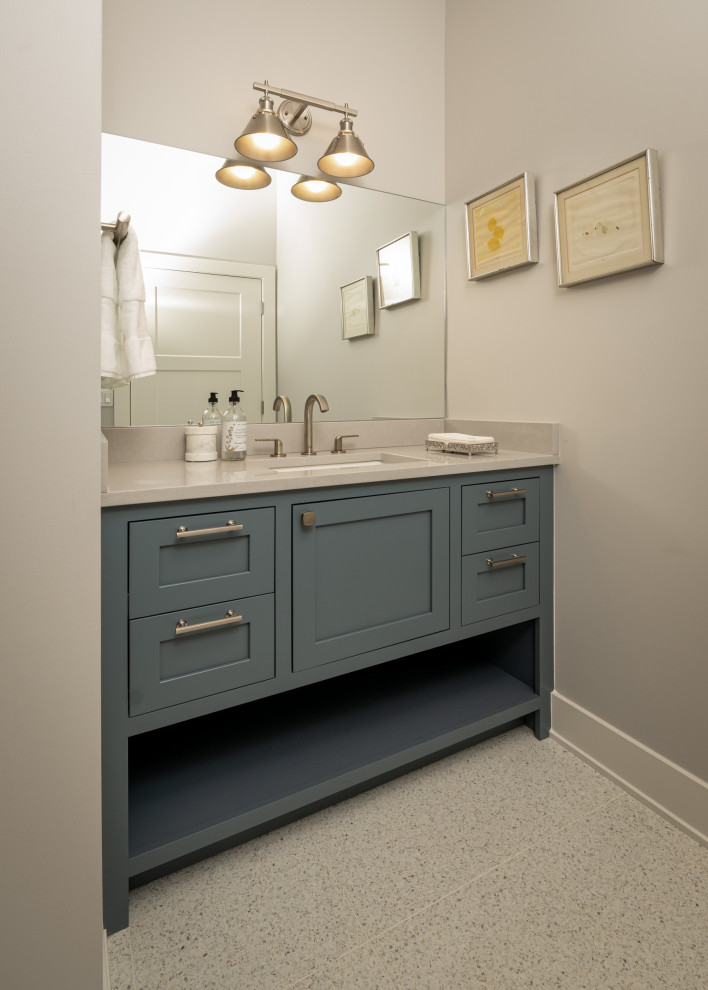 Klassisk inredning av ett mellanstort grå grått badrum för barn, med blå skåp, grå väggar, terrazzogolv, ett undermonterad handfat, bänkskiva i kvarts och vitt golv