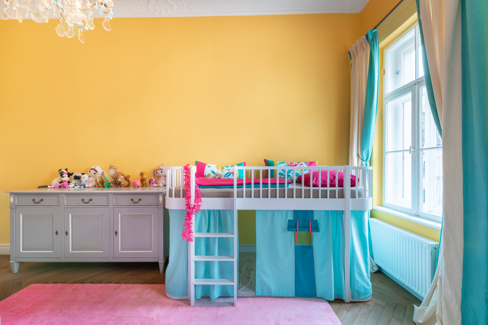 Großes, Neutrales Stilmix Kinderzimmer mit gelber Wandfarbe, braunem Holzboden, braunem Boden und Tapetenwänden in München