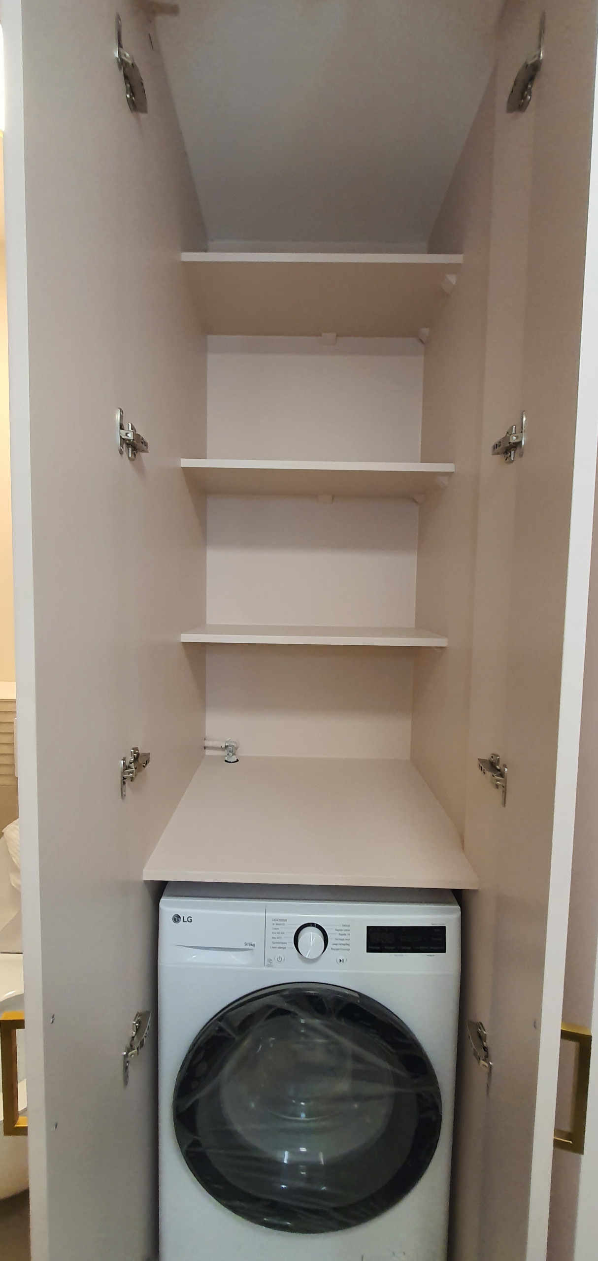 Salle de bain beige et rose, bois