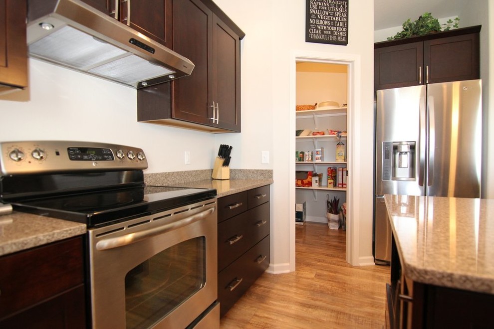 Kitchen - transitional kitchen idea
