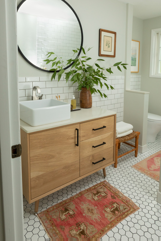 Idéer för ett litet retro vit badrum, med släta luckor, skåp i ljust trä, ett badkar i en alkov, en dusch/badkar-kombination, en toalettstol med hel cisternkåpa, vit kakel, keramikplattor, grå väggar, klinkergolv i porslin, ett fristående handfat, bänkskiva i kvarts, vitt golv och dusch med gångjärnsdörr