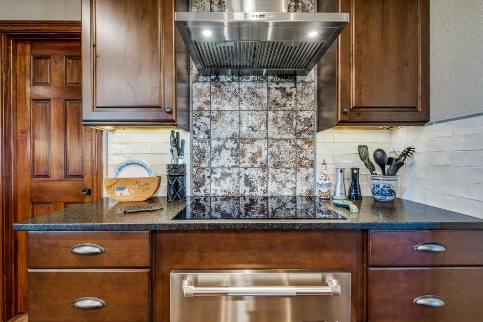 Kitchen - kitchen idea in Austin