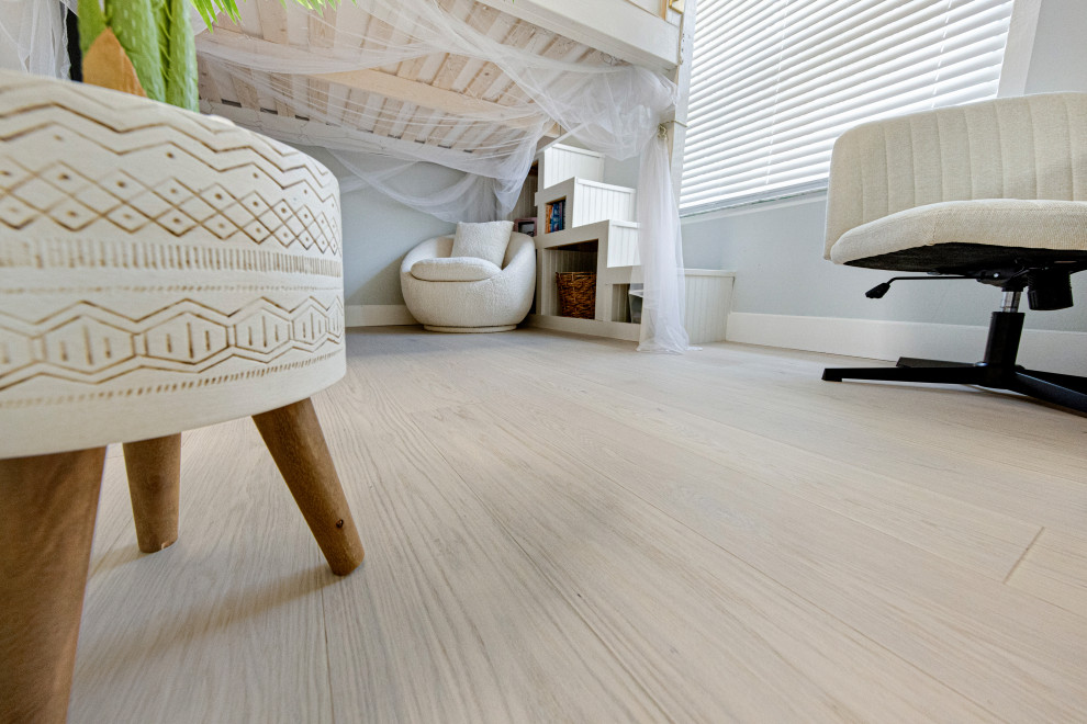 Kleines Nordisches Arbeitszimmer ohne Kamin mit Studio, grauer Wandfarbe, hellem Holzboden, freistehendem Schreibtisch, beigem Boden und gewölbter Decke in Miami