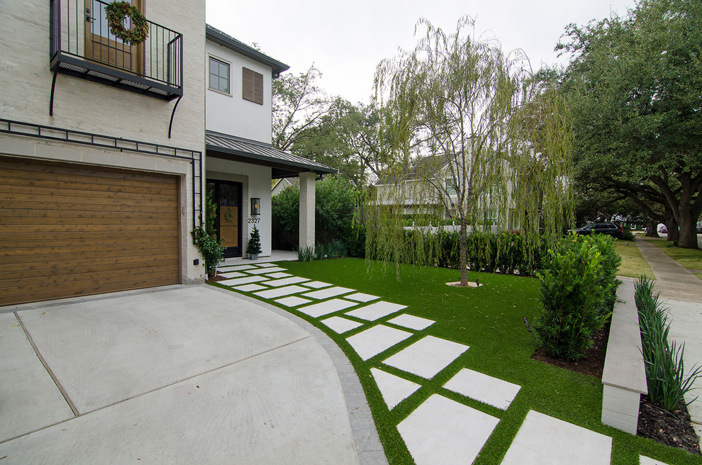 Design ideas for a contemporary garden in Houston.
