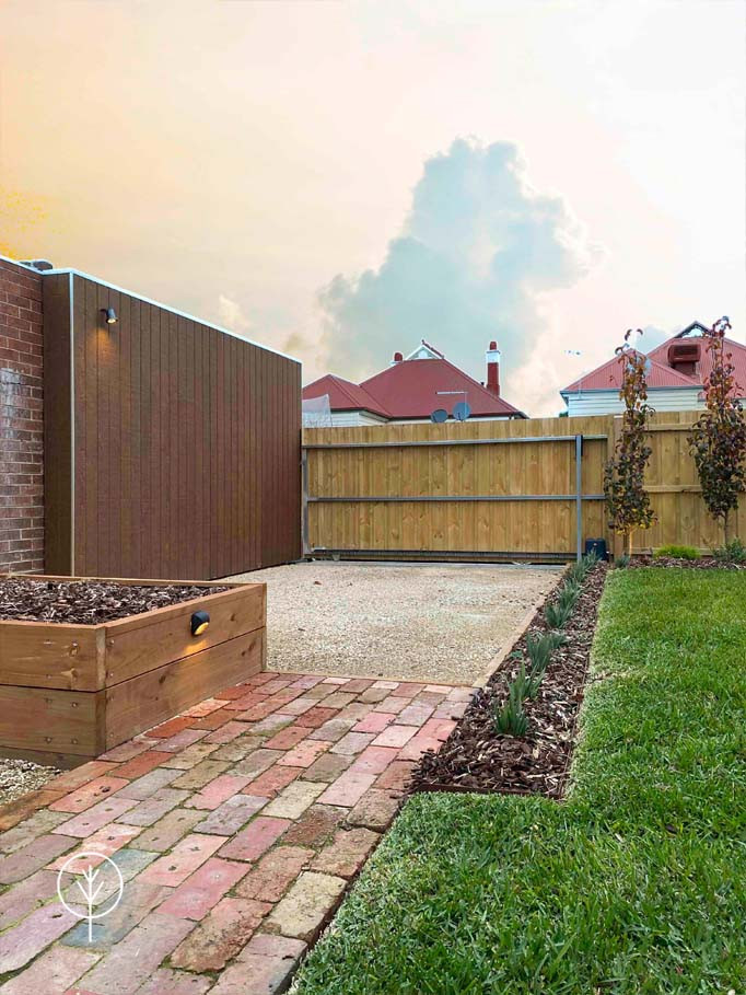 Foto di un orto rialzato moderno esposto in pieno sole di medie dimensioni e dietro casa in primavera con graniglia di granito e recinzione in legno