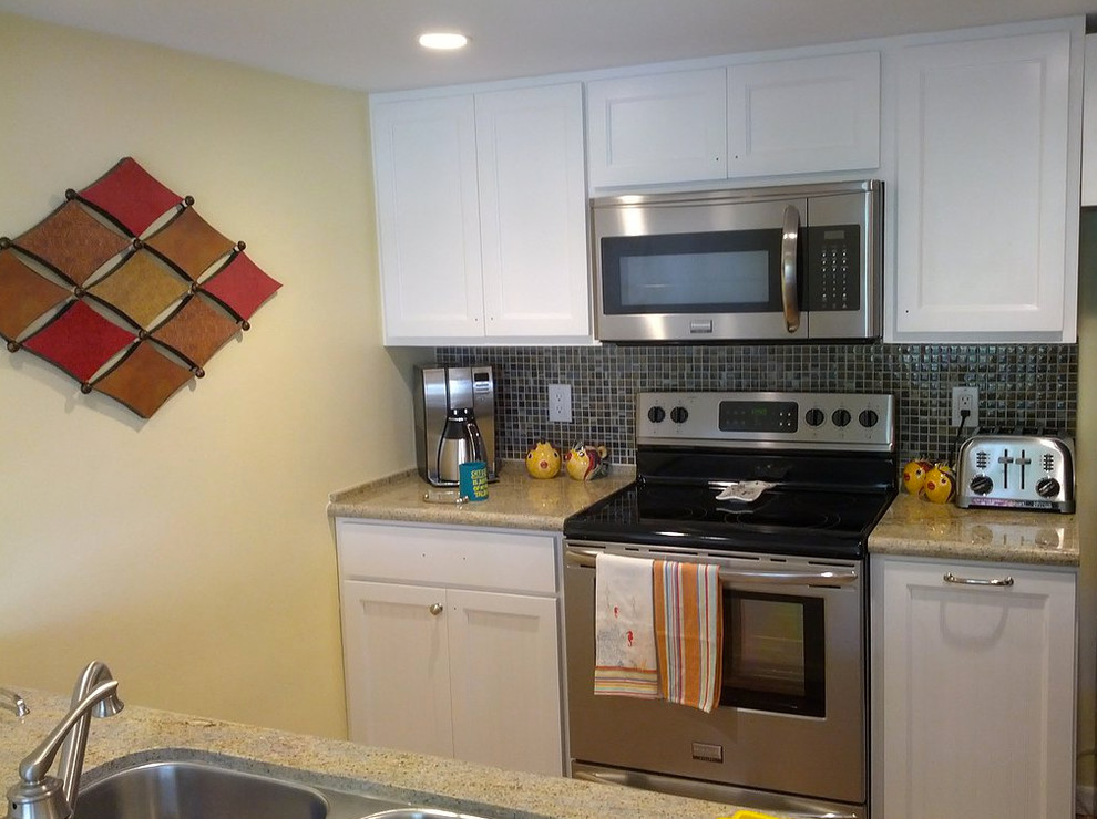 Kitchen - kitchen idea in Austin