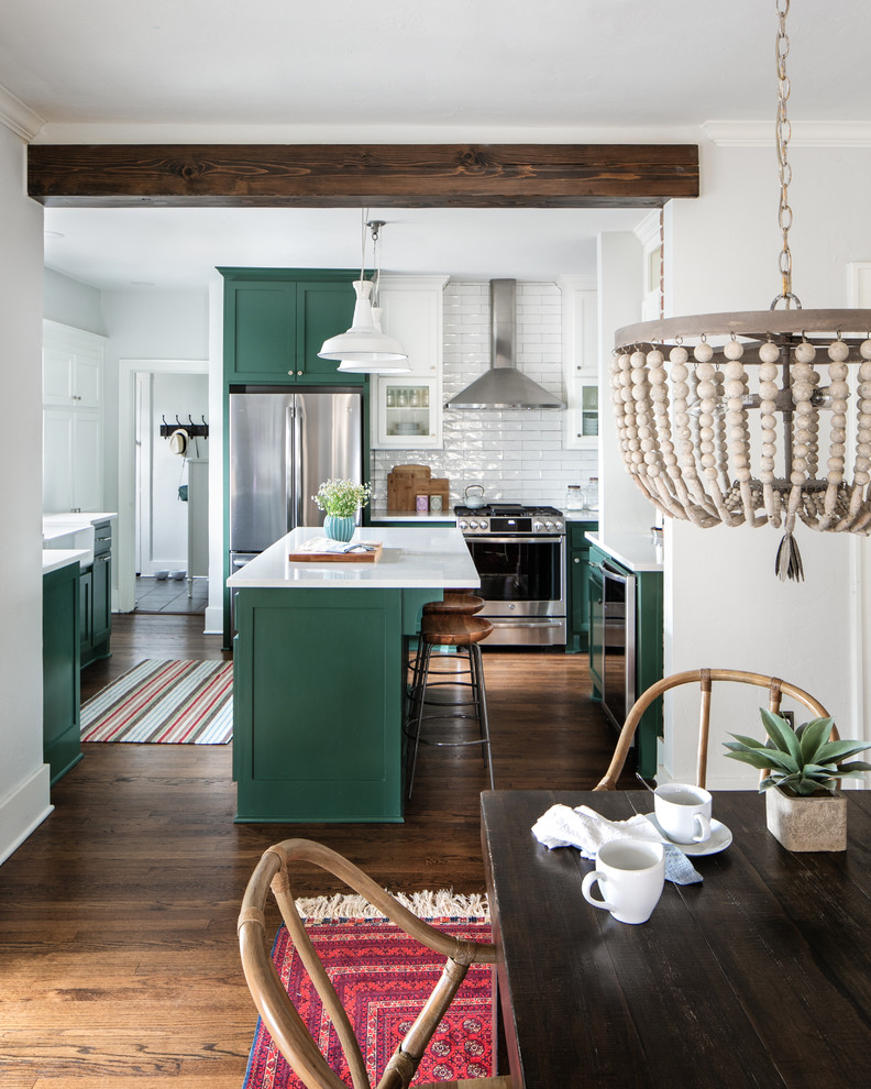 Example of a transitional home design design in Chicago