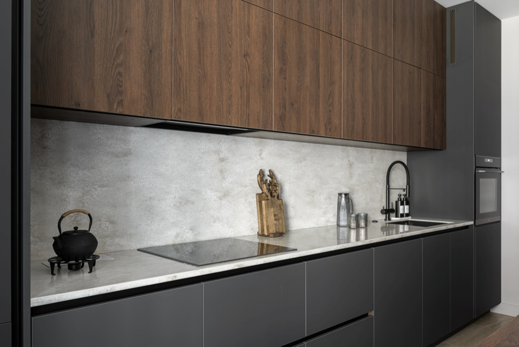 Городская квартира с продуманным дизайном и камином в ТВ тумбе