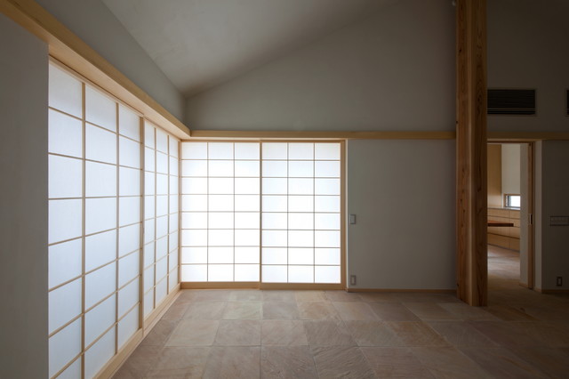 戸袋に収納されている障子を閉めると和モダンな空間に 東京都下 根岸達己建築室 Houzz ハウズ