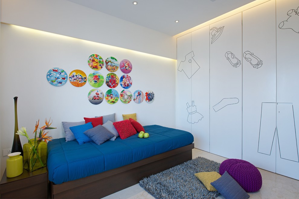 Geräumiges, Neutrales Modernes Jugendzimmer mit weißer Wandfarbe, Marmorboden und Schlafplatz in Mumbai