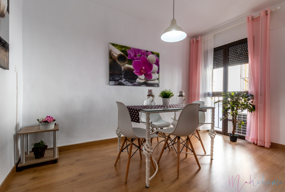 Ejemplo de comedor romántico de tamaño medio con paredes blancas y suelo de madera clara