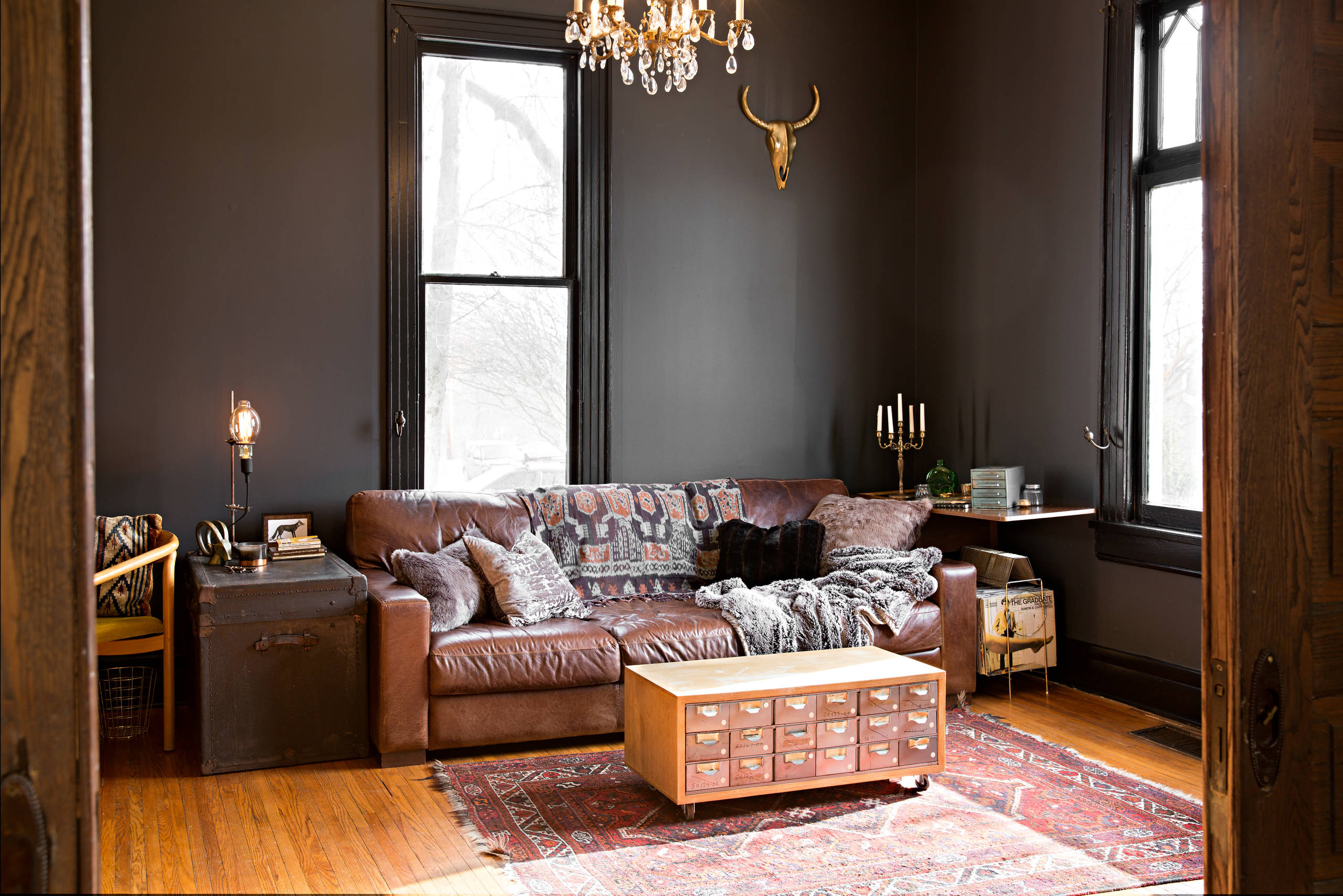 Design Recommendation: A Classic Brown Leather Sofa, image size:2560x1708