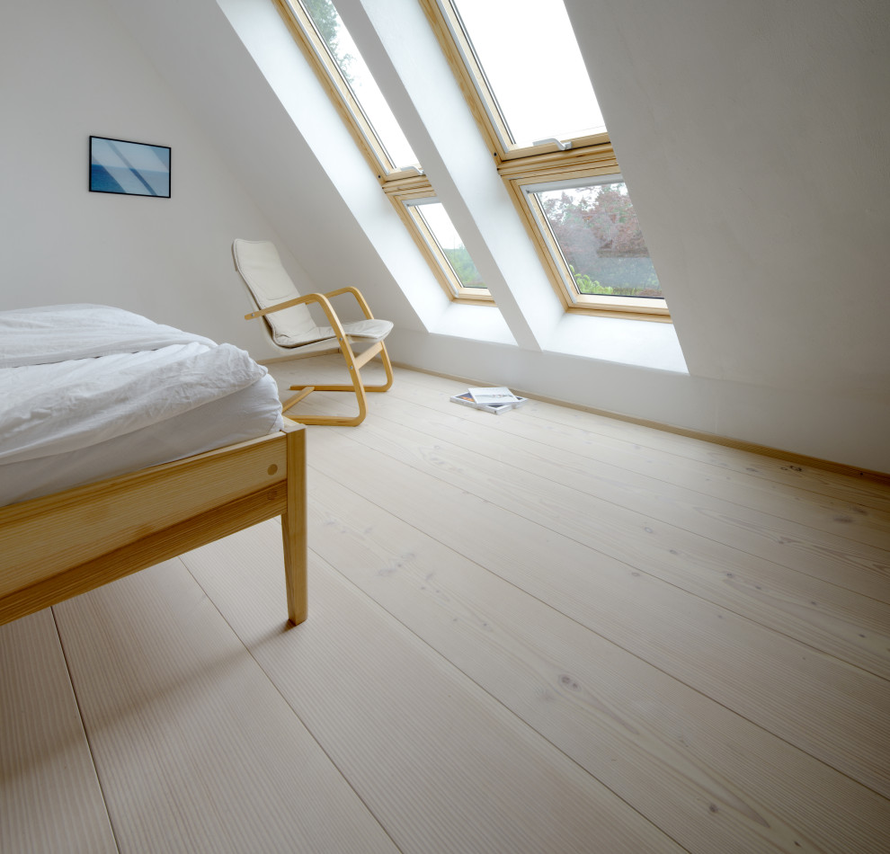 Идея дизайна: хозяйская, серо-белая спальня среднего размера на мансарде в скандинавском стиле с белыми стенами, светлым паркетным полом, белым полом, потолком с обоями и обоями на стенах