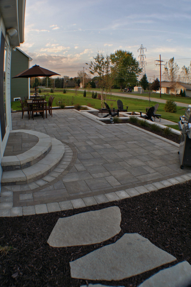 Example of a trendy patio design in Milwaukee