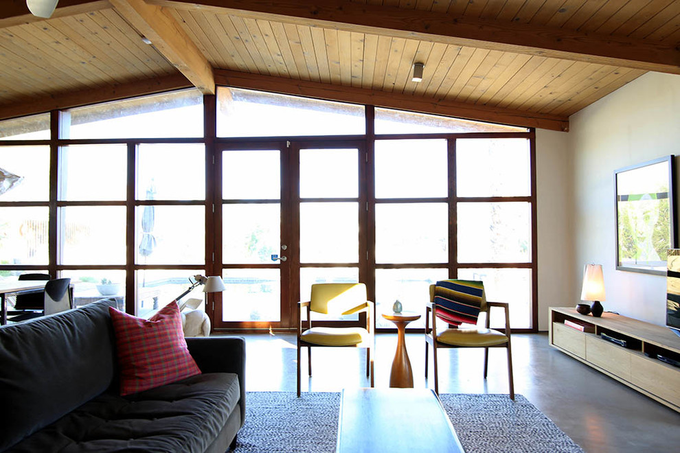 Example of a 1950s living room design in Los Angeles