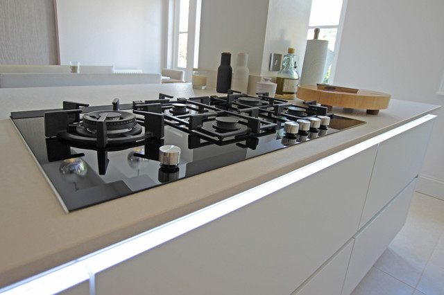 Kitchen Island Gas hob - Contemporary - London - by LWK Kitchens London