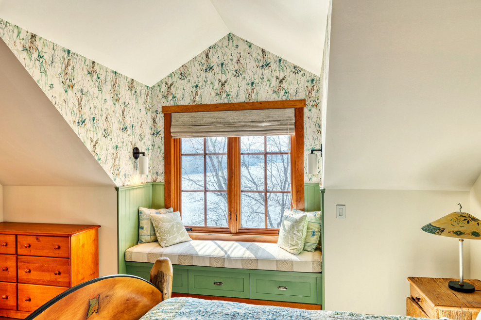 Immagine di una camera degli ospiti rustica con pareti verdi, soffitto a volta e carta da parati