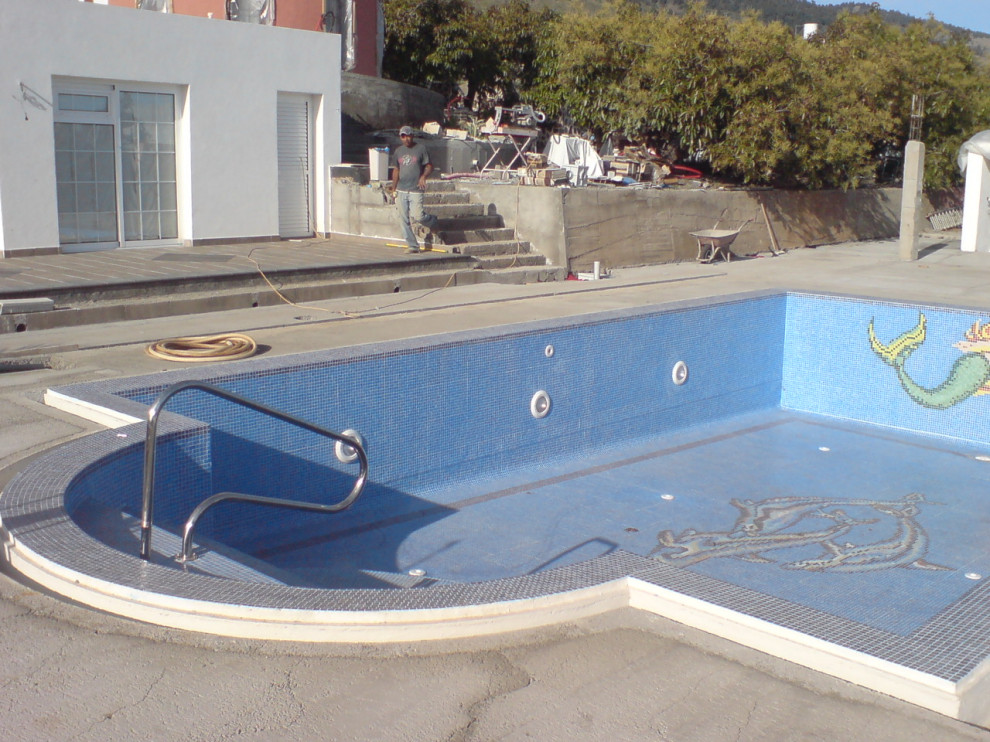 Piscina de homrmigón armado con sistema desbordante equipada con bomba ...