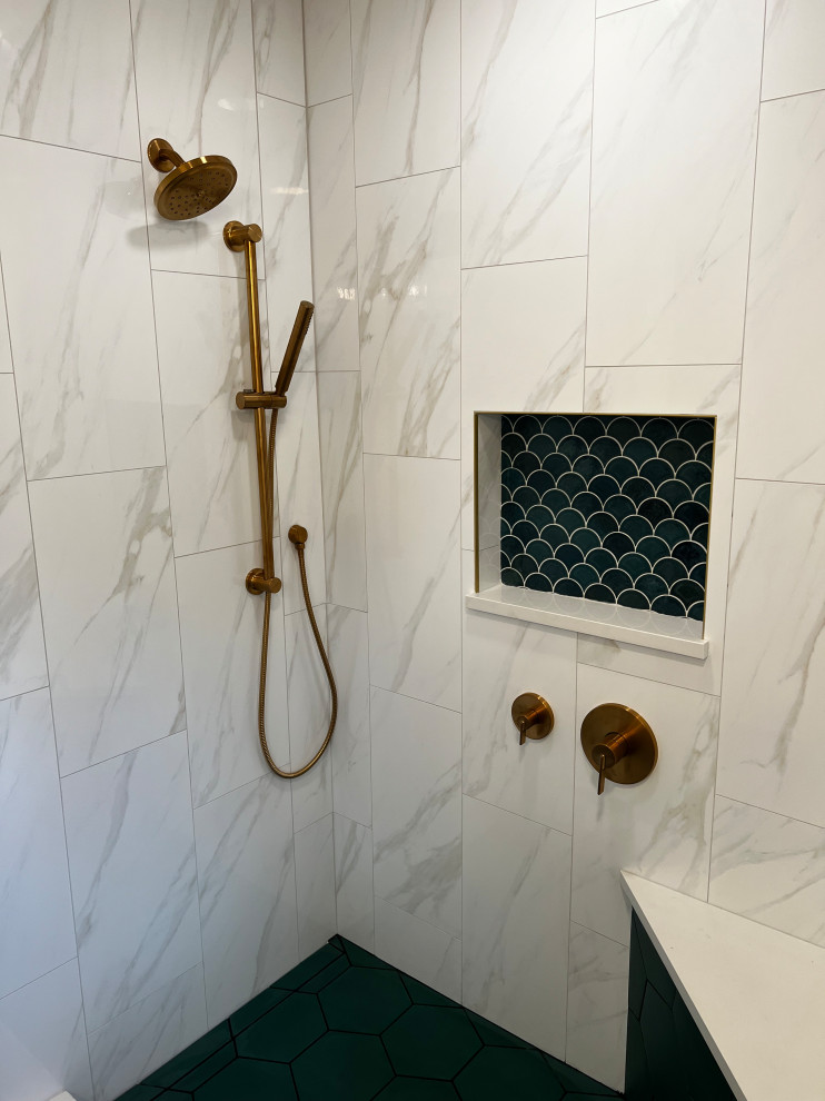 Modern Geen Bathroom