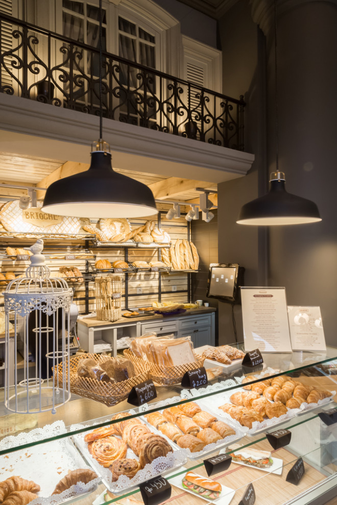 Дизайн оформление рабочей зоны с прилавком и французской выпечкой в кафе БРИОШ,