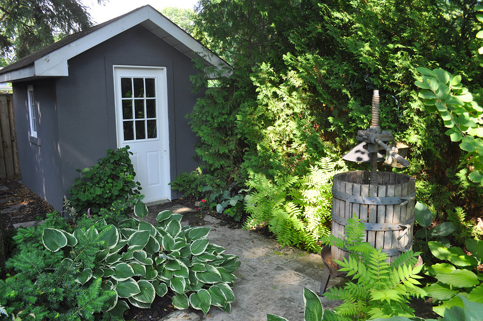 This is an example of a mid-sized traditional detached garden shed in Toronto.