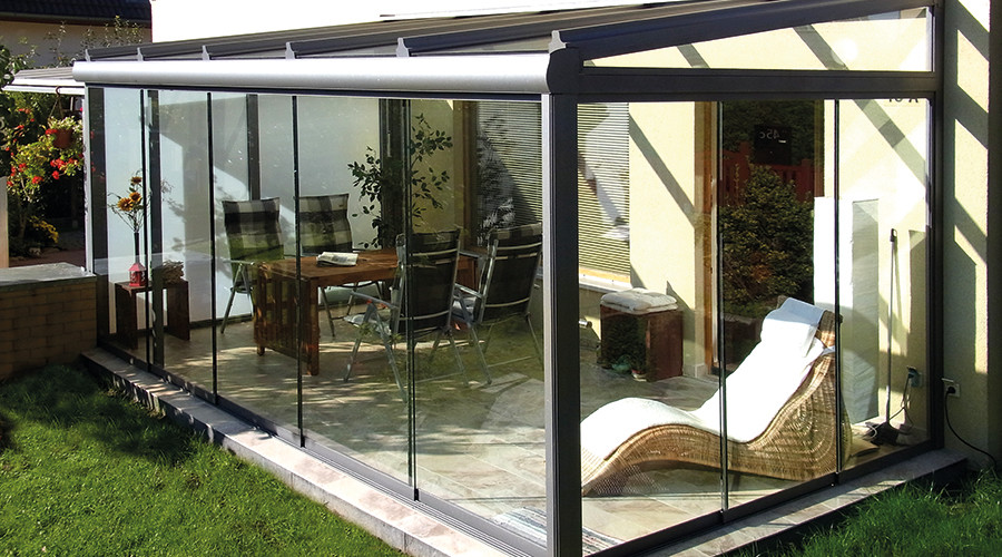 This is an example of a contemporary sunroom in Hamburg.