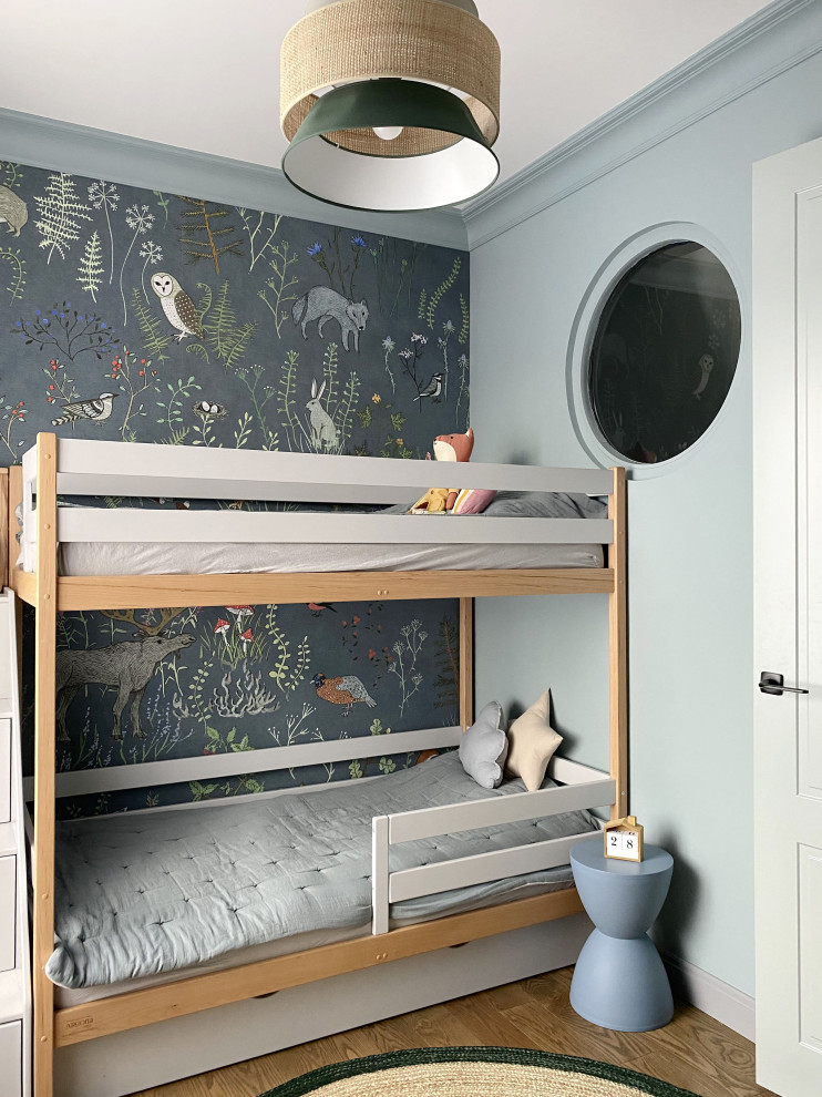 Ejemplo de dormitorio infantil de 4 a 10 años clásico renovado pequeño con paredes verdes, suelo de madera en tonos medios y suelo marrón