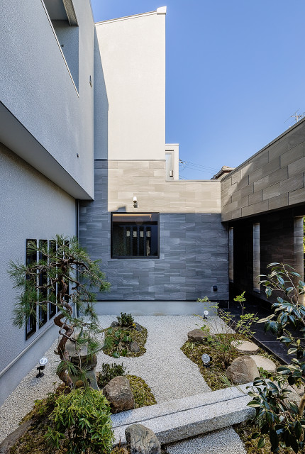 甲陽園の家 giapponese-moderno-giardino