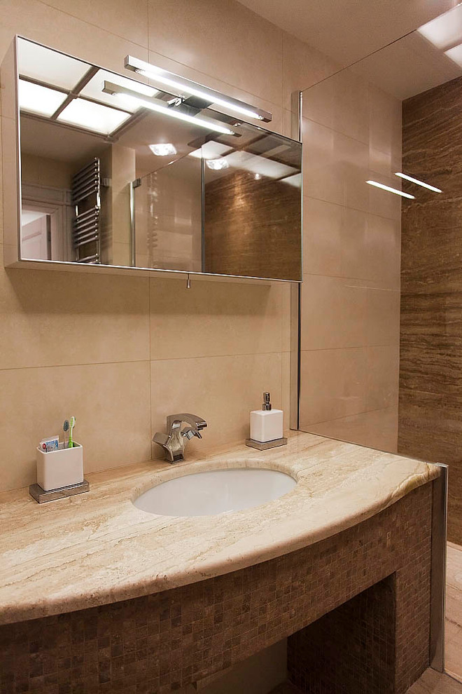 Idéer för ett mellanstort klassiskt beige en-suite badrum, med en dusch i en alkov, en vägghängd toalettstol, brun kakel, marmorkakel, marmorgolv, marmorbänkskiva, brunt golv och dusch med gångjärnsdörr