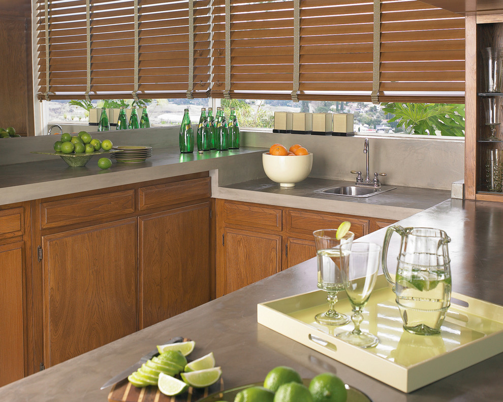 Trendy u-shaped eat-in kitchen photo