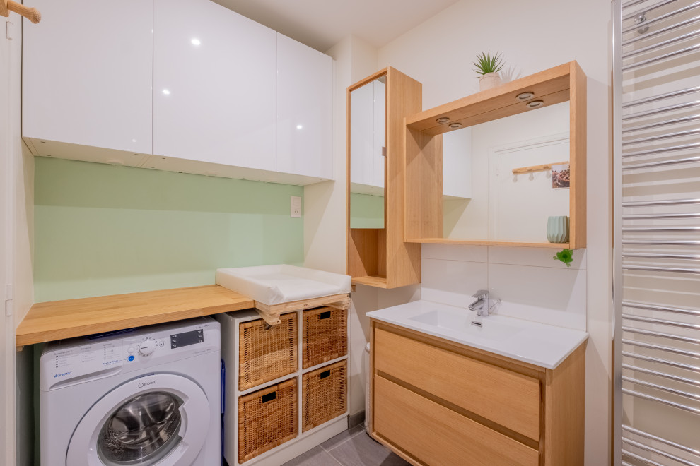 Exempel på ett mellanstort minimalistiskt badrum med dusch, med släta luckor, vita skåp, vit kakel, glaskakel, gröna väggar, klinkergolv i keramik, ett konsol handfat och grått golv