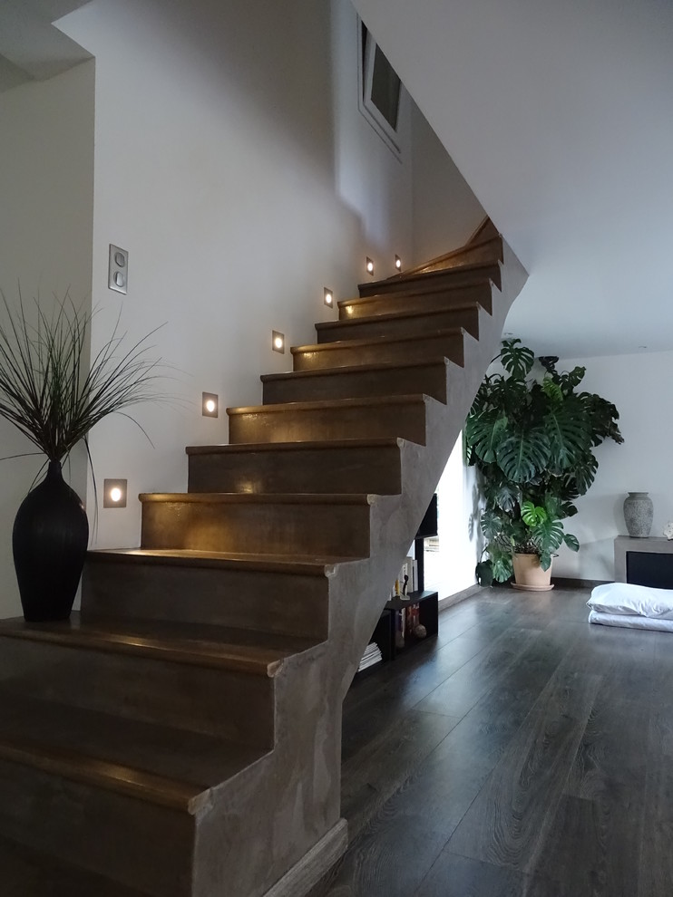 Contemporary concrete straight staircase in Nice with concrete risers.