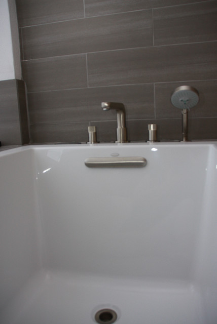 Sugarwood Modern - Kitchen, Living and Master Bath modern-badezimmer