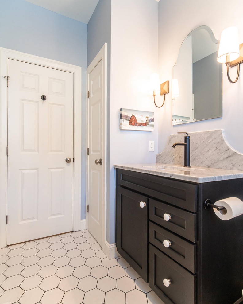 Стильный дизайн: детская ванная комната среднего размера в стиле неоклассика (современная классика) с фасадами в стиле шейкер, черными фасадами, ванной в нише, душем в нише, белой плиткой, керамической плиткой, синими стенами, полом из керамической плитки, врезной раковиной, столешницей из гранита, белым полом, шторкой для ванной, серой столешницей, тумбой под одну раковину и встроенной тумбой - последний тренд