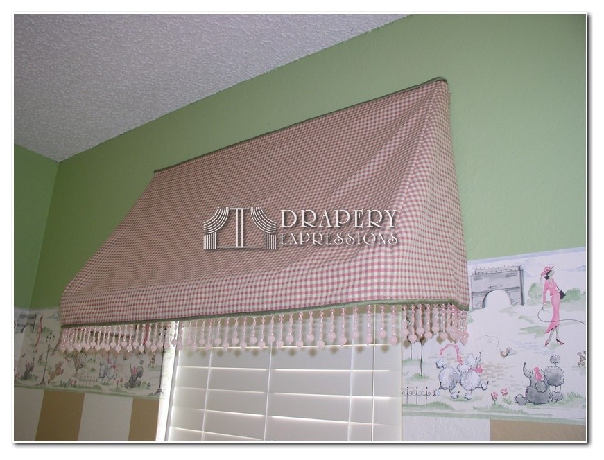 Example of a transitional home design design in Denver